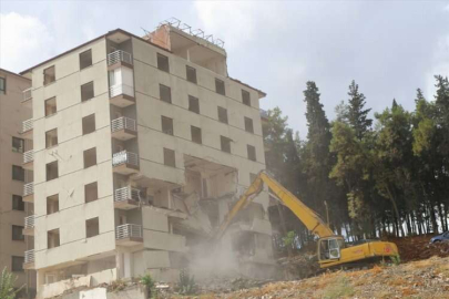 Hatay'da ağır hasarlı 4 bina kontrollü şekilde yıkıldı