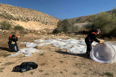 Sivas’ta boş bir araziye atılan onlarca gelinlik belediye ekiplerince toplandı