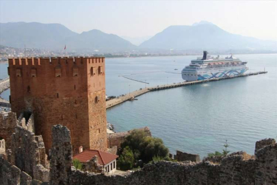 "Crown Iris" isimli kruvaziyer 1671 yolcusuyla Alanya'ya geldi