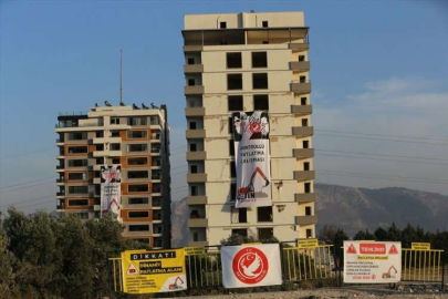 Hatay'da 10 binadan oluşan ağır hasarlı site patlayıcı yardımıyla yıkıldı