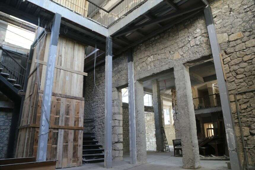AA-20231008-32341775-32341768-HATAYDA_DEPREMDE_ZARAR_GOREN_IKI_MUZE_ONARILIYOR