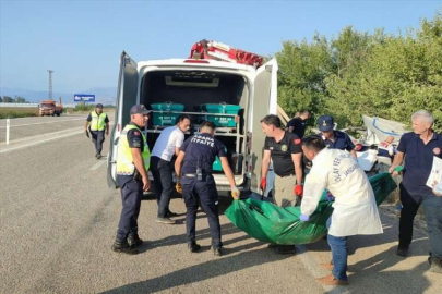 Adana'da şarampole devrilen kamyonetteki 3 kişi öldü