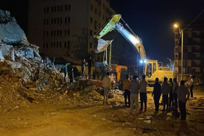 Hatay'da ağır hasarlı bina yıkım sırasında iş makinesinin üzerine devrildi