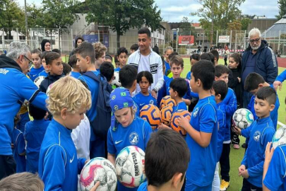 Hataysporlu futbolcu Oğuzhan Matur, Berlin’de yetiştiği kulübe 100 top hediye etti