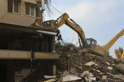 İskenderun'da bina yıkım ve enkaz kaldırma çalışmaları sürüyor
