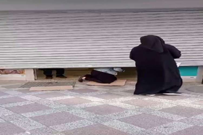 PTT şubesinin kapısı bozuldu, vatandaşlar adeta sürünerek girip çıktı