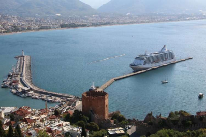 Yolcu gemisi "Seven Seas Voyager" Alanya Limanı'na demirledi