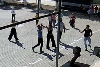 Adana’da öğretmenlere yumruklu saldırı kamerada