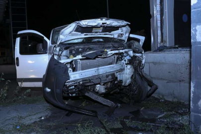 Üst geçidin ayağına çarpan araçtaki 2 kişi öldü