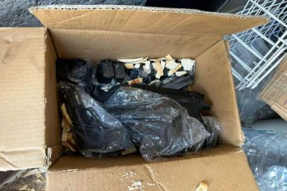 Adana'da bir evde ruhsatsız 19 tabanca ele geçirildi