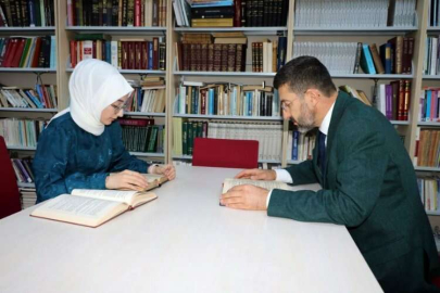 Baba ve kızı aynı sınıfta üniversite öğretimi alıyor