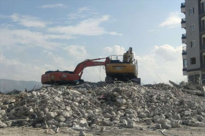 Hatay'da depremlerde ağır hasar alan 5 bina kontrollü yıkıldı