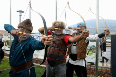 Emekli öğretmen şampiyonlar için geleneksel Türk yayı üretiyor