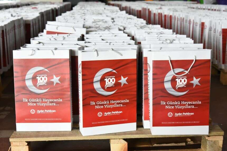 menemen belediyesi bayrak dağıttı