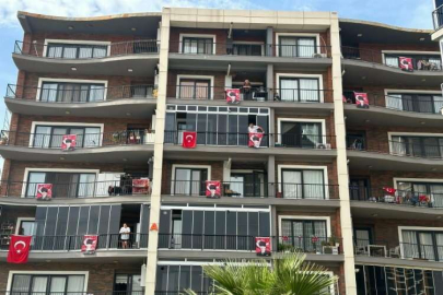 Menemen’de 100 bin bayrak dağıtıldı: Evler bayraklarla süslendi