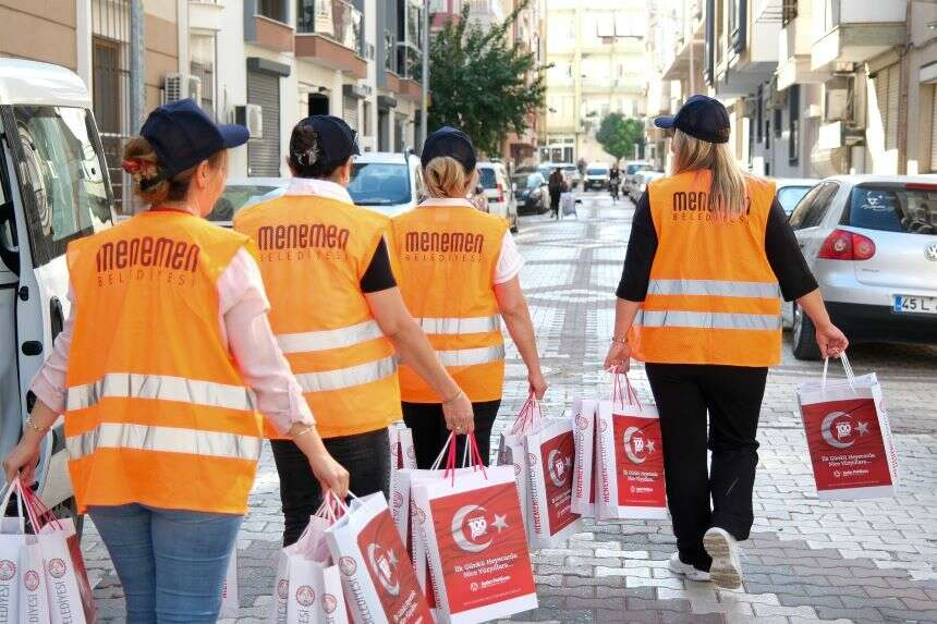 menemende bayral dağıtıldı