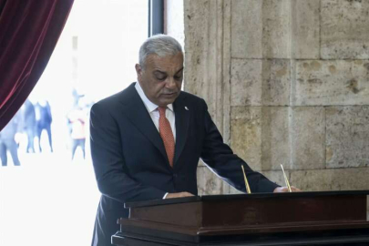 Toyota Türkiye heyeti Cumhuriyet'in 100. yılı kapsamında Anıtkabir'i ziyaret etti