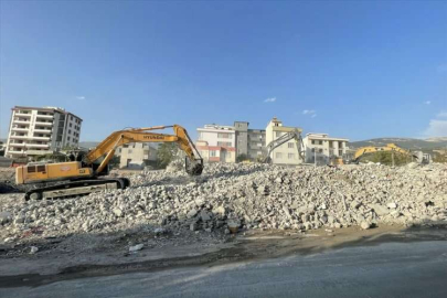 Kahramanmaraş’ta ağır hasarlı binaların kontrollü yıkımı sürüyor