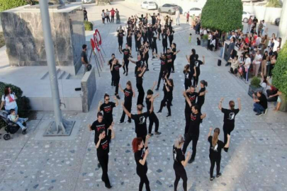 Hatay’da ‘100 beden tek ruh’ sloganıyla zeybek gösterisi