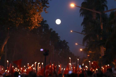 Mersin'de Cumhuriyet'in 100. yılı fener alayıyla kutlandı