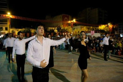 Ceyhan'da 100. yıla özel vals gösterisi