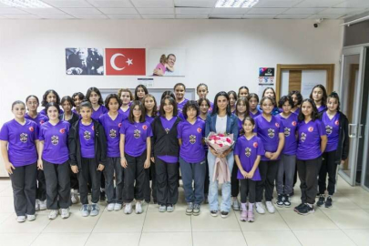 Kır Çiçekleri millî atlet Nevin Yanıt'ı dinledi