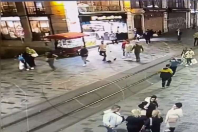 Taksim’de film gibi olay kamerada: “Robin Hood”um diyerek gasbettiği paraları dağıttı