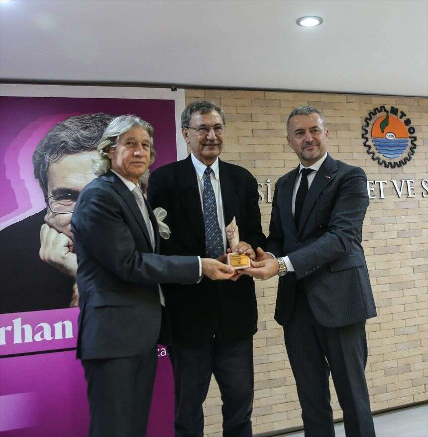 AA-20231103-32637489-32637483-MERSIN_KENTI_EDEBIYAT_ODULU_ORHAN_PAMUKA_VERILDI