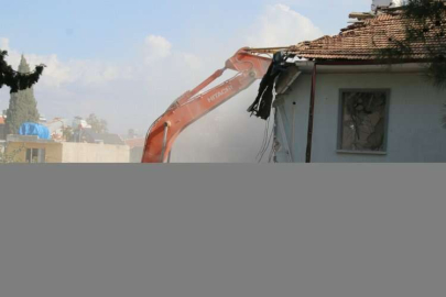 Hatay'da depremlerde hasar alan kaymakamlık binası kontrollü yıkıldı