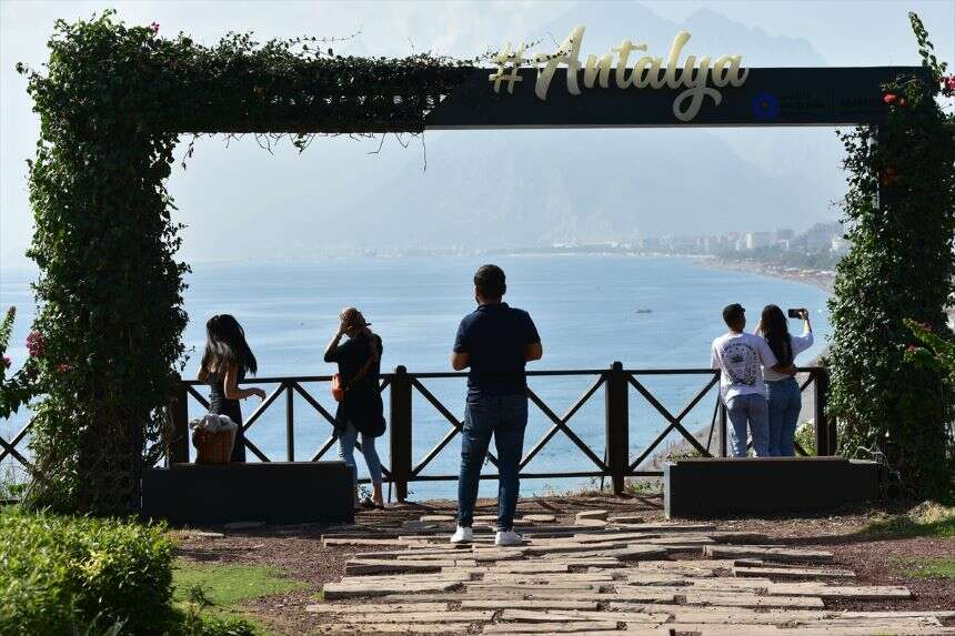 Antalya'da güneşli havayı fırsat bilenler denize girdi-2