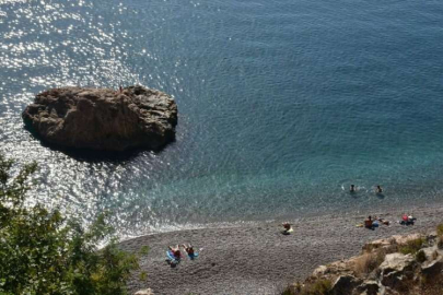 Antalya'da güneşli havayı fırsat bilenler denize girdi