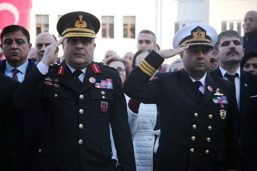 Bursa’da saat 09.05’i gösterdiğinde sirenlerin çalmasıyla hayat dururken, gözyaşları ise damla damla süzüldü.