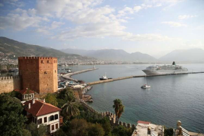 Kruvaziyer "Amadea" Alanya Limanı'na demirledi