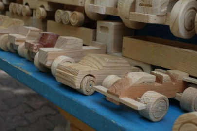 Ahşaptan oyuncaklar yapıyor, satmak için şehir şehir geziyor