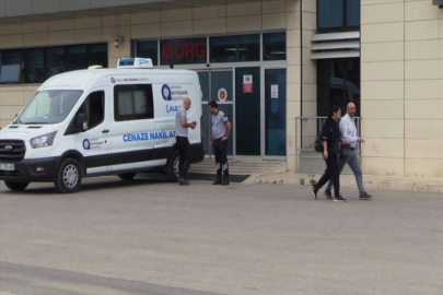 Antalya'da otomobilin dükkanın duvarına çarpması sonucu iki genç yaşamını yitirdi