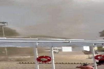 Antalya’da denizde başlayan hortum sahildeki turistlerin ortasından geçti