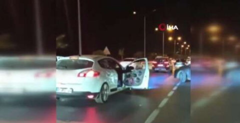 Antalya'da trafik magandası kamerada: Yüksek sesle müzik açıp kapıları açık seyretti
