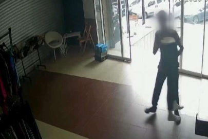 Esenyurt’ta mankenin üzerindeki eşofmanı üzerine giyerek çalan hırsız kamerada