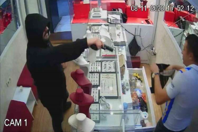 Kuyumcuyu soydu, kaçarken kendini vurdu