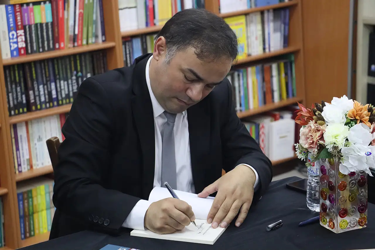 Dr. Çetin Oranlı'nın imza gününe yoğun ilgi 6