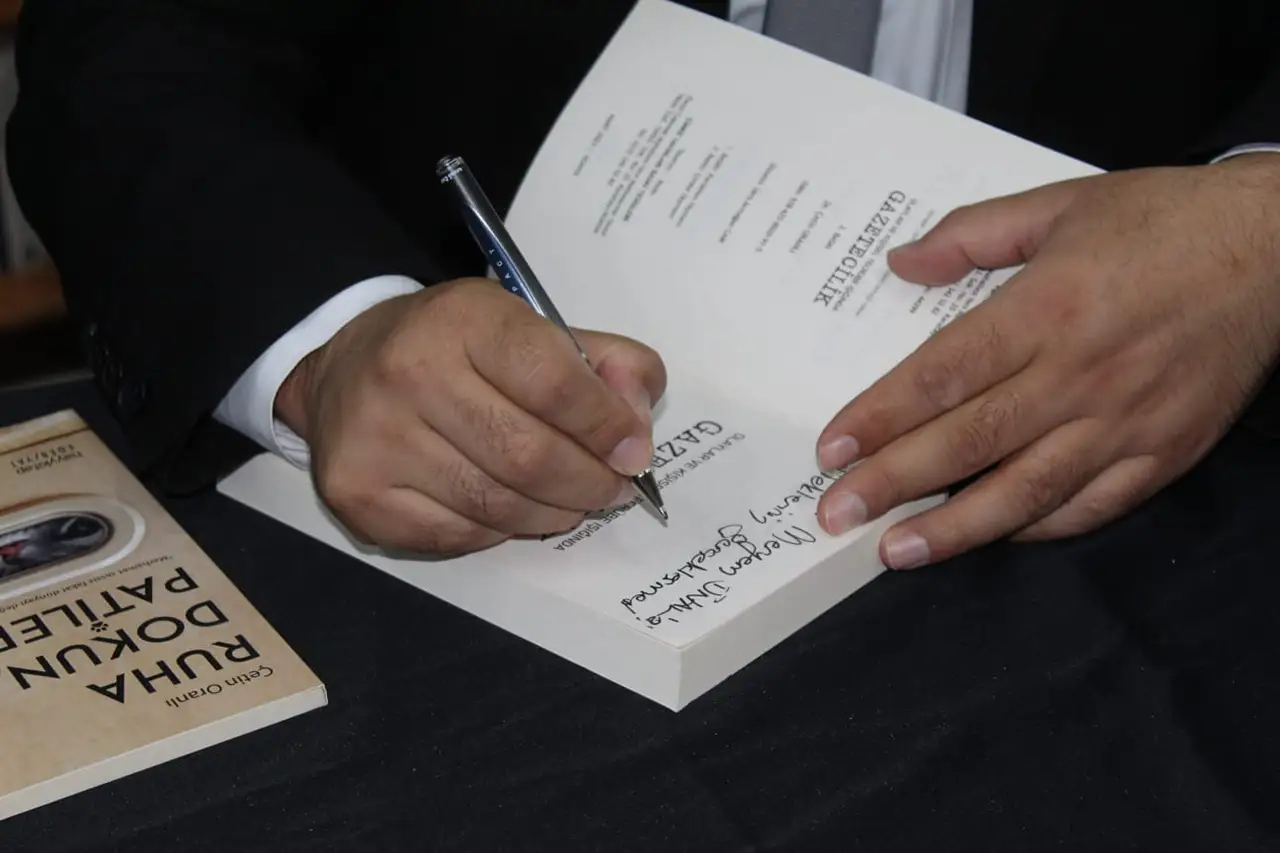 Adana'ya her mevsim baharı yaşatan yazar