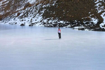 3 bin 549 rakımda buz pateni yaptı