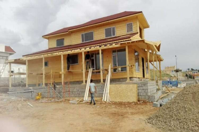 Depremzedelere uygun fiyatlı ahşap evler üretiyor