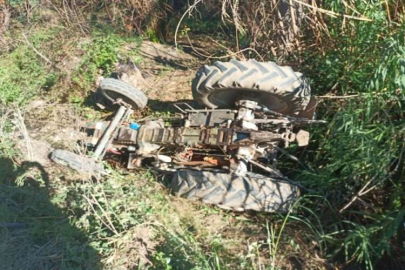 Antalya'da devrilen traktörün sürücüsü yara almadan kurtuldu