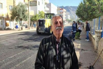 Adana'da mahallesinin yoluna asfalt dökülen muhtar davul zurna eşliğinde oynadı