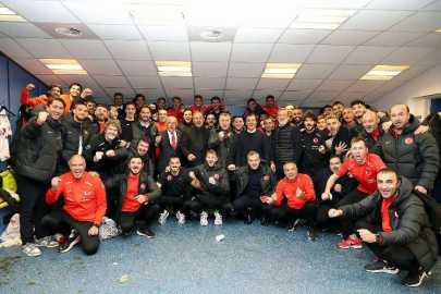 A Millî Futbol Takımı'nı taşıyan uçak rota değiştirdi