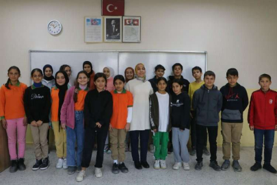 Eşini ve çocuklarını depremde kaybedip bacağı ampute olan Zeynep öğretmen öğrencileriyle hayata tutundu