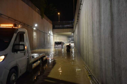 Antalya'da suyla dolan alt geçitte araçta mahsur kalan 3 kişi kurtarıldı