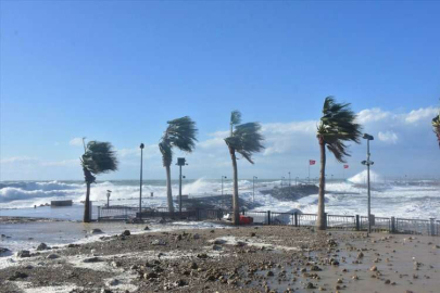 Antalya'da fırtına ve yağış hayatı olumsuz etkiledi
