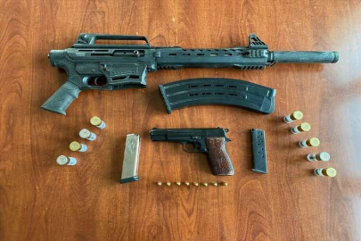 Adana'da firari şüphelinin saklandığı evde el yapımı paylayıcı ve silahlar bulundu